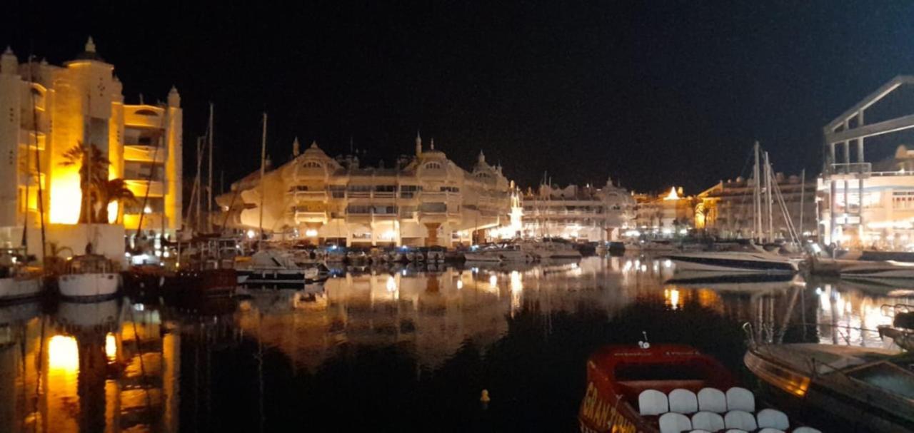 En Puerto Marina. *